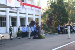 Pembacaan amanat upacara oleh Rektor UM, Prof. Rofi'uddin